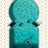 Fotografie: Ein Pool aus der Luftperspektive, der von oben durch seine Form aussieht wie ein Fenster auf den ersten Blick