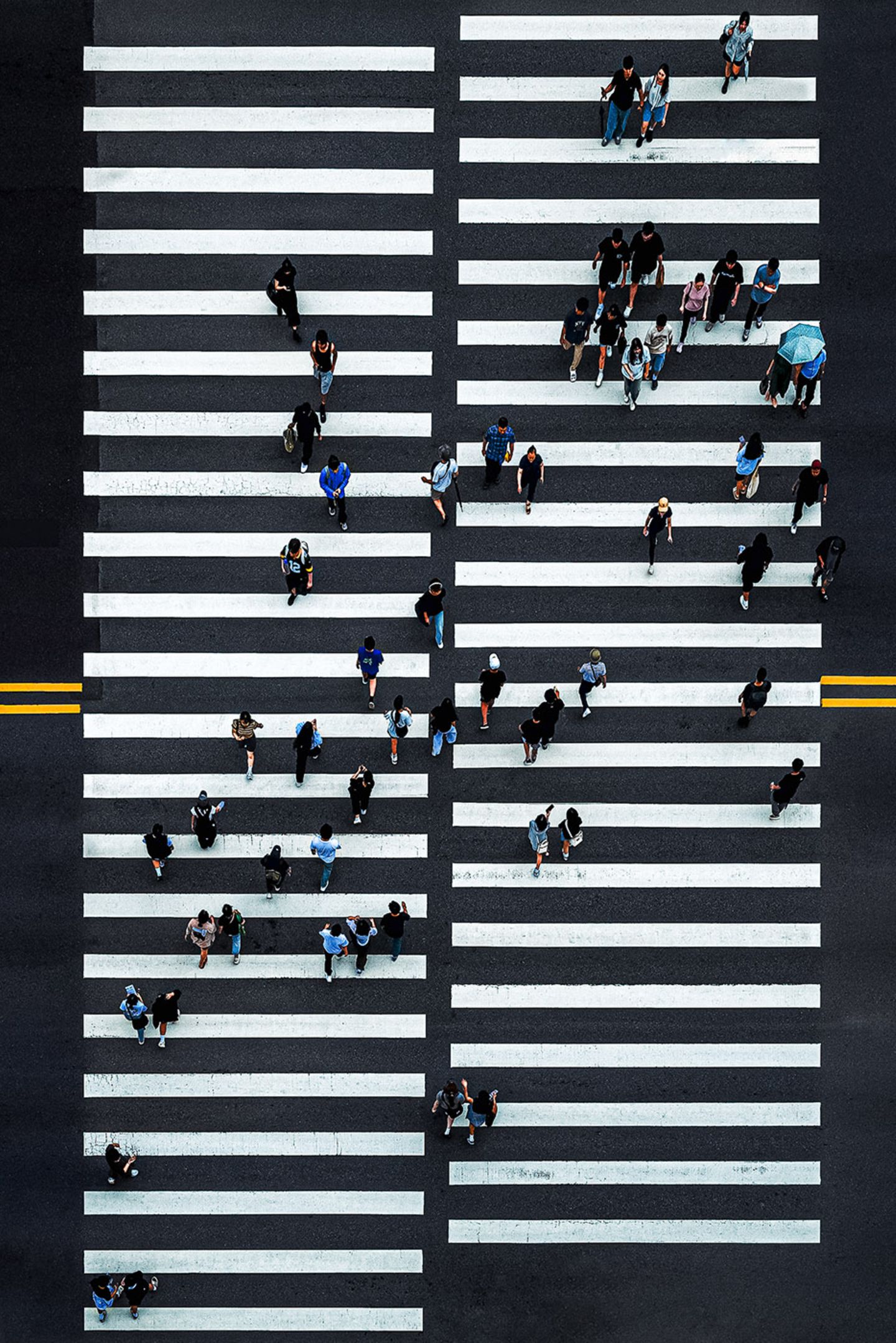 Fotografie: Ein Zebrastreifen von oben mit vielen Menschen, die die Straße überqueren