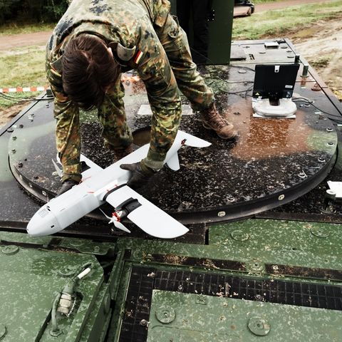 Abfangdrohnen: Soldat hebt die Tytan-Drohne vom Boden auf