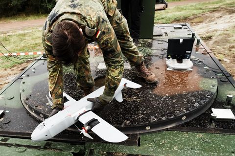 Abfangdrohnen: Soldat hebt die Tytan-Drohne vom Boden auf