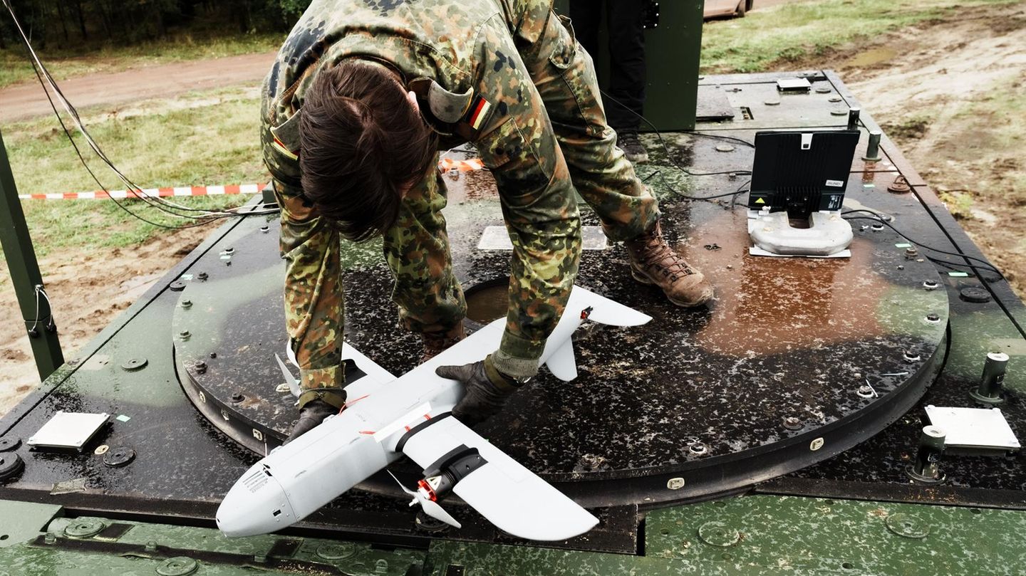 Abfangdrohnen Abfangdrohnen: Soldat hebt die Tytan-Drohne vom Boden auf