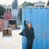 Brigitte Hobmeier vor Bavaria-Statue