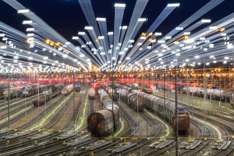 Die Deutsche Bahn lädt zum Tag der Schiene - mit Festen, Fahrten und Führungen. (Archivbild) Foto: Hendrik Schmidt/dpa