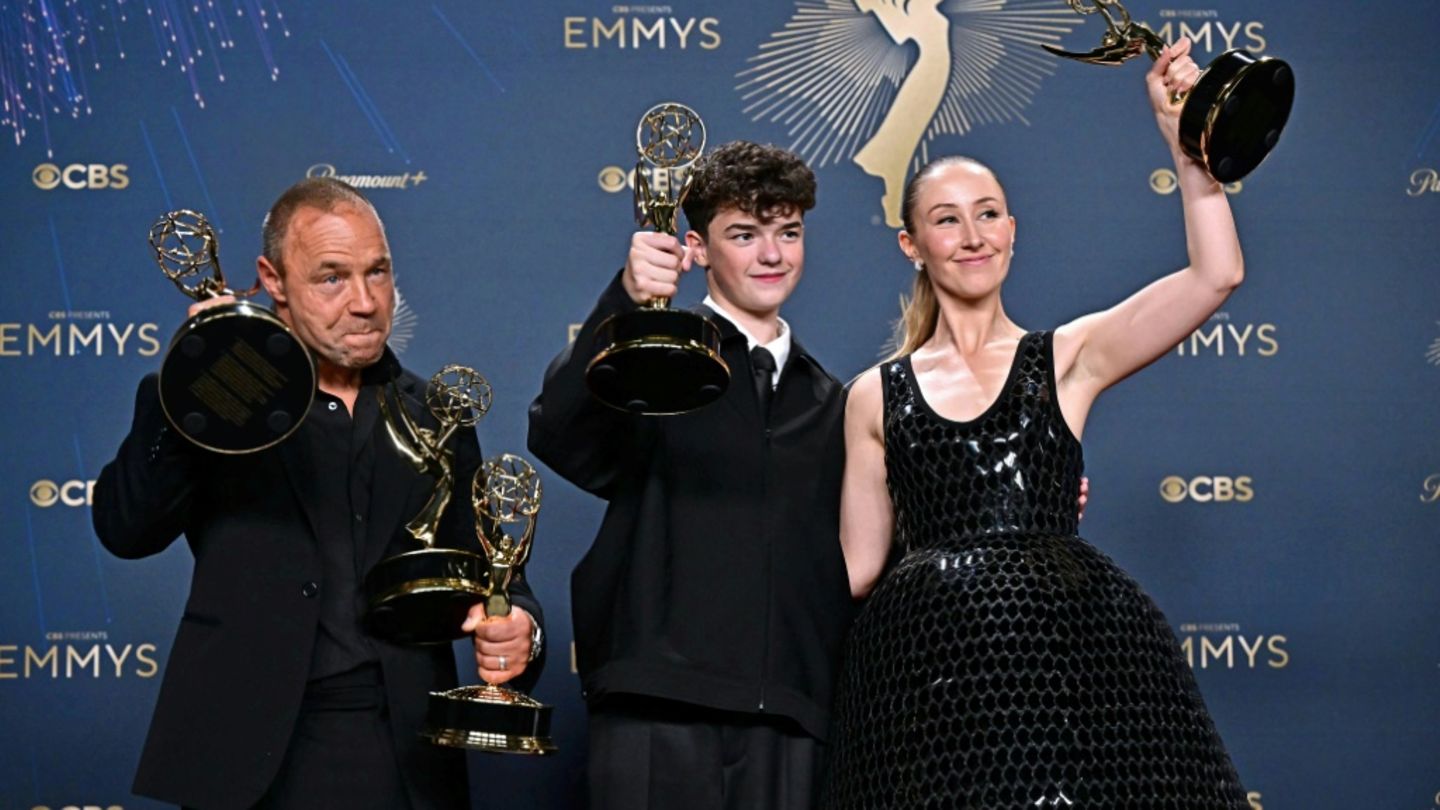 Die "Adolescence"-Darsteller mit ihren Emmys