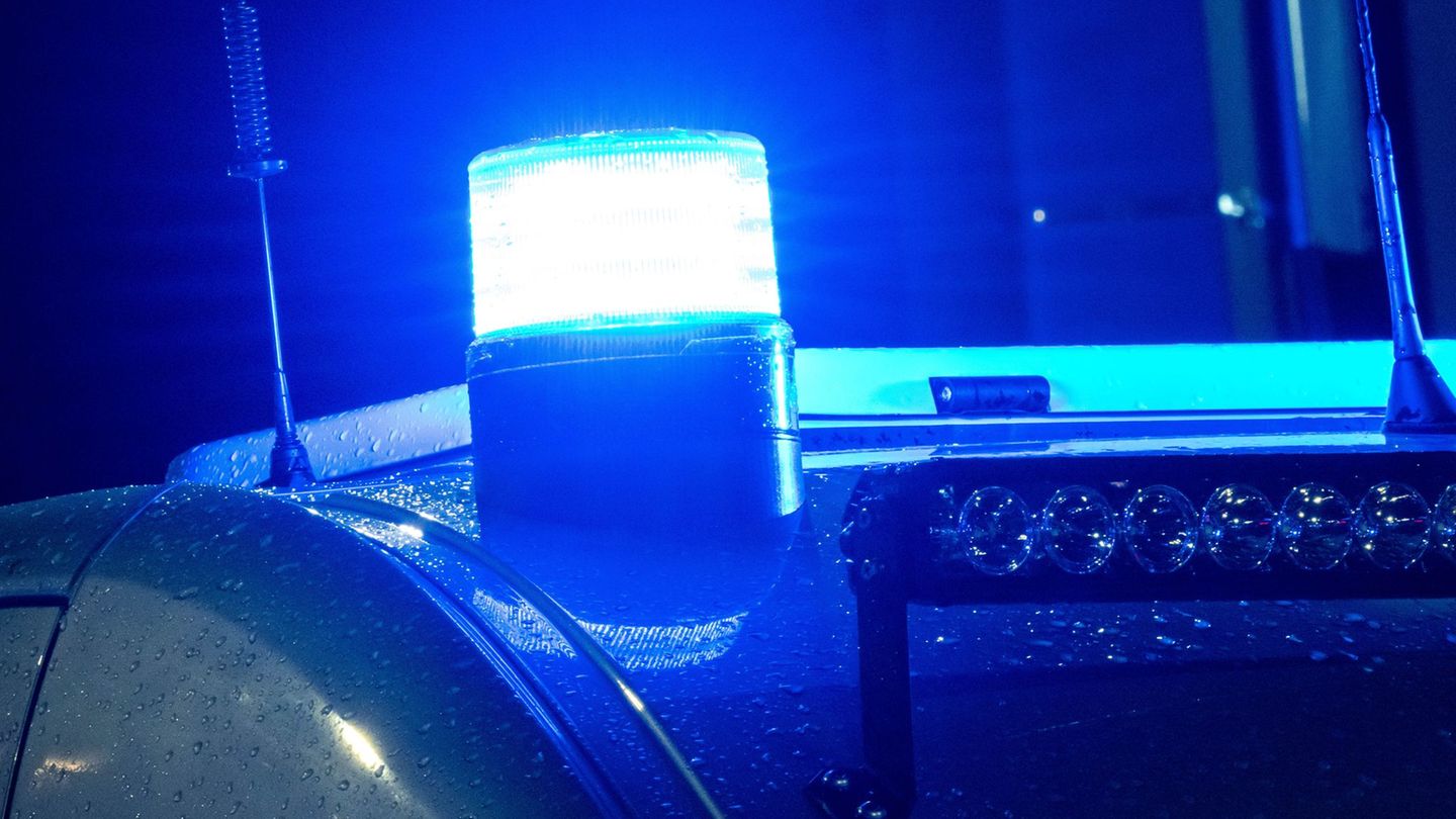 Die Beamten verhinderten laut dem Polizeichef lebensbedrohliche Verletzungen bei dem Opfer. (Symbolbild) Foto: Sina Schuldt/dpa