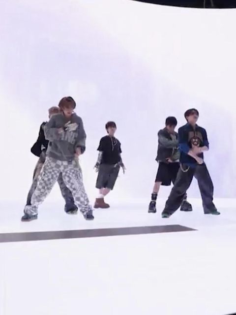 Eine K-Pop Band dreht ein Musikvideo im Studio.