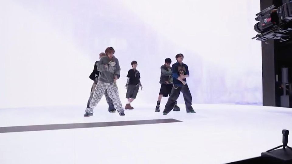 Von Nordkorea nach Seoul – Wie zwei Geflüchtete den K-Pop erobern Eine K-Pop Band dreht ein Musikvideo im Studio.