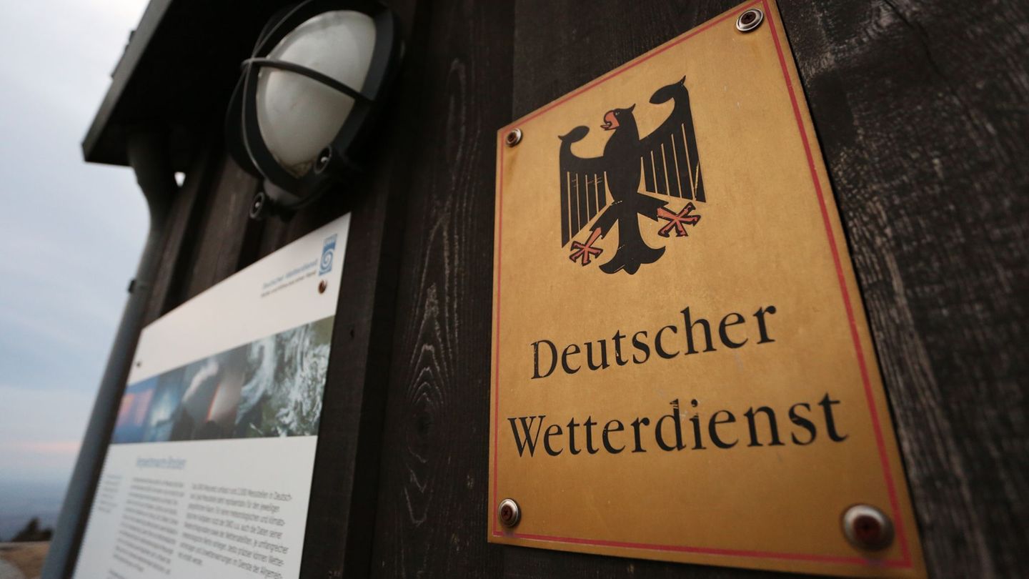 Der DWD rät, Aufenthalte im Freien zu vermeiden und ausreichend Abstand etwa von Gebäuden und Bäumen zu halten. (Archivbild) Fot