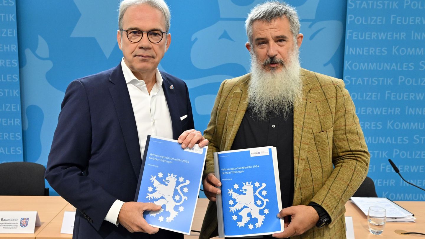 Thüringens Innenminister Georg Maier (SPD) und der Präsident des Landesverfassungsschutzes, Stephan Kramer, stellen den neuen Ve