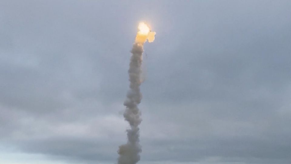 "Sapad“-Manöver: Zehntausende Soldaten aus Belarus und Russland üben gemeinsam Eine russische Rakete hebt ab.