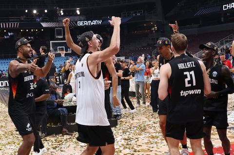 Die Basketballer feiern Gold bei der EM. Foto: Matthias Stickel/dpa