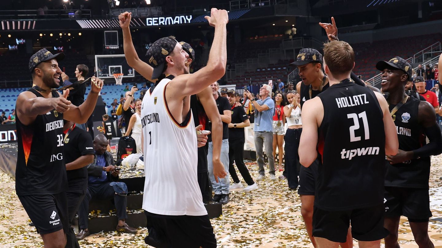Die Basketballer feiern Gold bei der EM. Foto: Matthias Stickel/dpa
