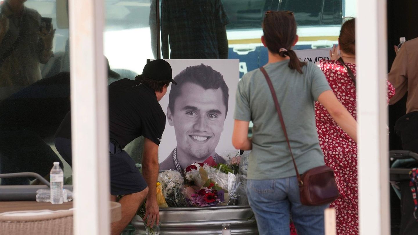 Vor dem Hauptquartier der Organisation Turning Point USA legen Menschen Blumen für Gründer Charlie Kirk nieder