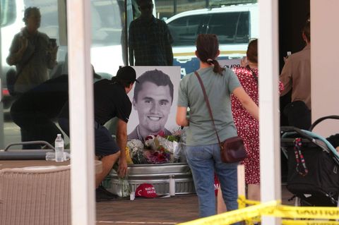 Vor dem Hauptquartier der Organisation Turning Point USA legen Menschen Blumen für Gründer Charlie Kirk nieder