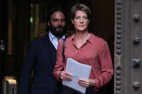 Christina Block und ihr Anwalt Ingo Bott verlassen das Strafjustizgebäude in Hamburg
