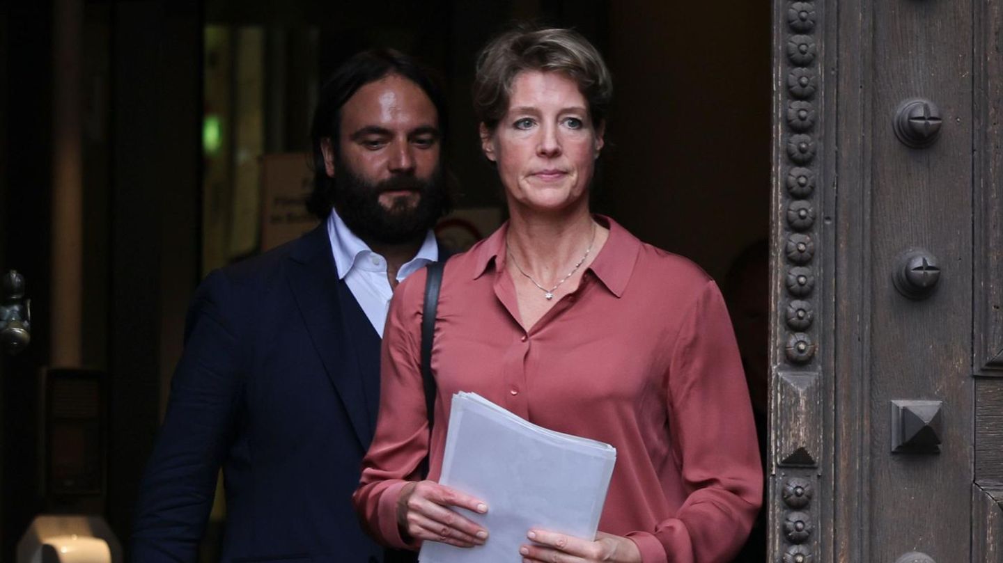 Christina Block und ihr Anwalt Ingo Bott verlassen das Strafjustizgebäude in Hamburg