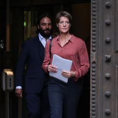 Christina Block und ihr Anwalt Ingo Bott verlassen das Strafjustizgebäude in Hamburg