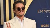 Emmy: Pedro Pascal in einem hellen Anzug