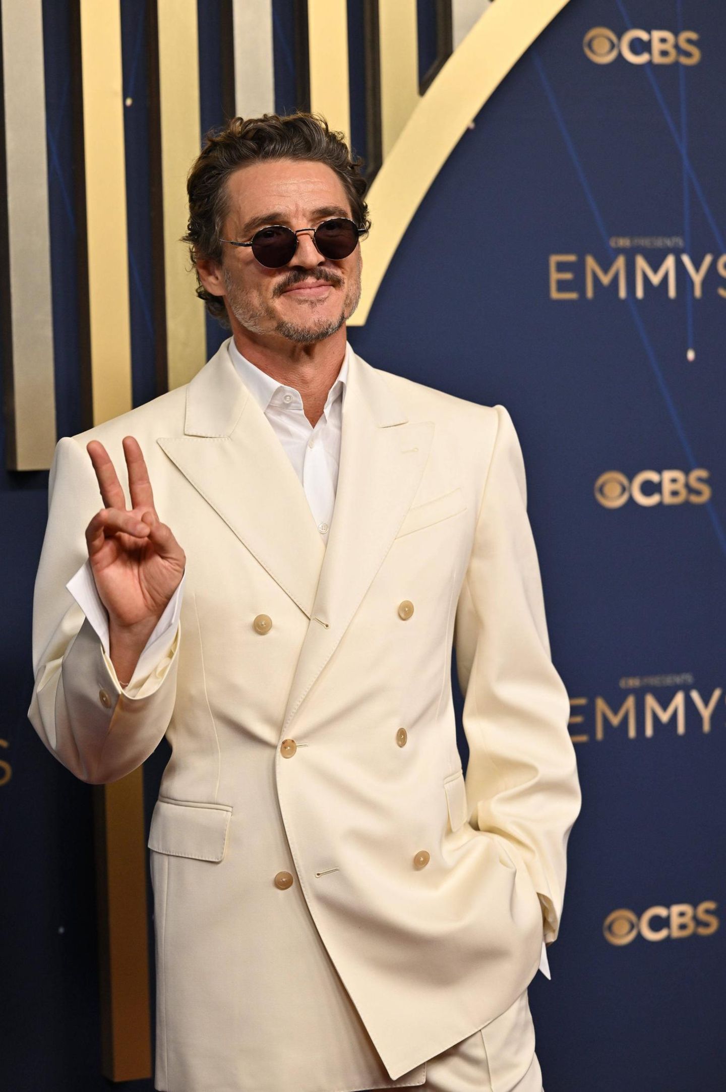 Emmy: Pedro Pascal in einem hellen Anzug