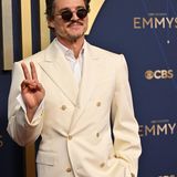 Emmy: Pedro Pascal in einem hellen Anzug