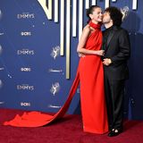 Emmy: Selena Gomez im roten Kleid mit Mann, der sie auf die Wange küsst