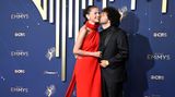 Emmy: Selena Gomez im roten Kleid mit Mann, der sie auf die Wange küsst