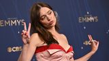 Emmy: Aimee Lou Wood in einem rosaroten Kleid von