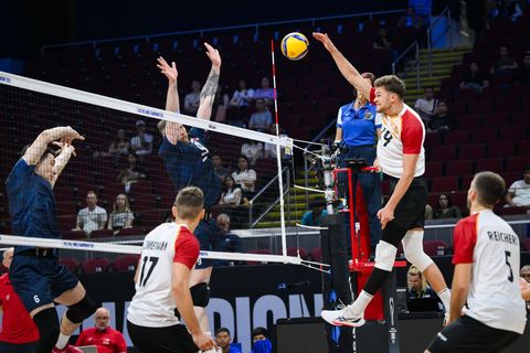 Die deutschen Volleyballer erfüllten die Pflichtaufgabe. Foto: volleyballworld/dpa