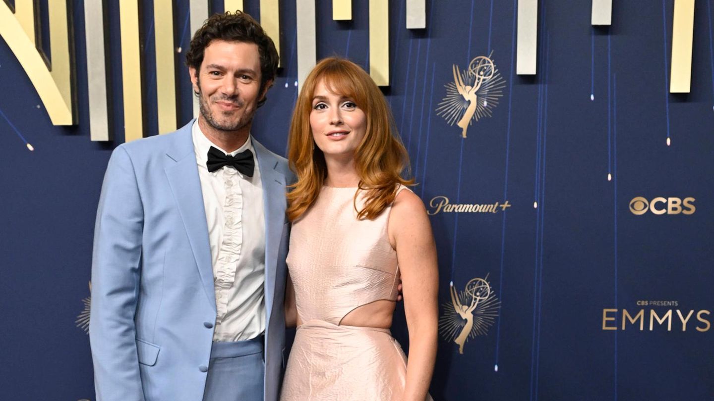 Emmy: Adam Brody im hellblauen Anzug und Frau Leighton Meester in Pastellrobe