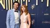Emmy: Adam Brody im hellblauen Anzug und Frau Leighton Meester in Pastellrobe