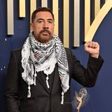 Emmy: Javier Bardem mit Pali-Tuch