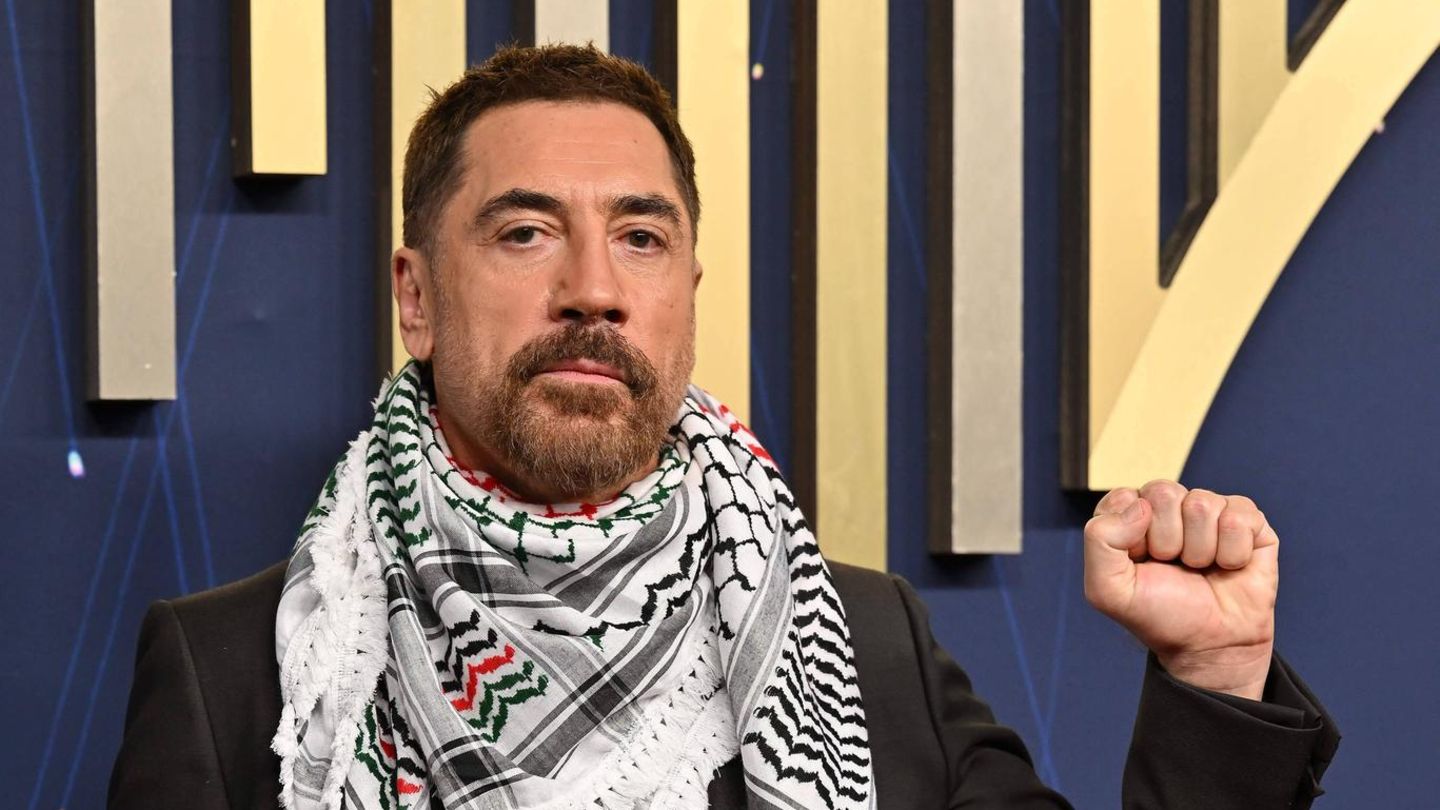 Emmy: Javier Bardem mit Pali-Tuch