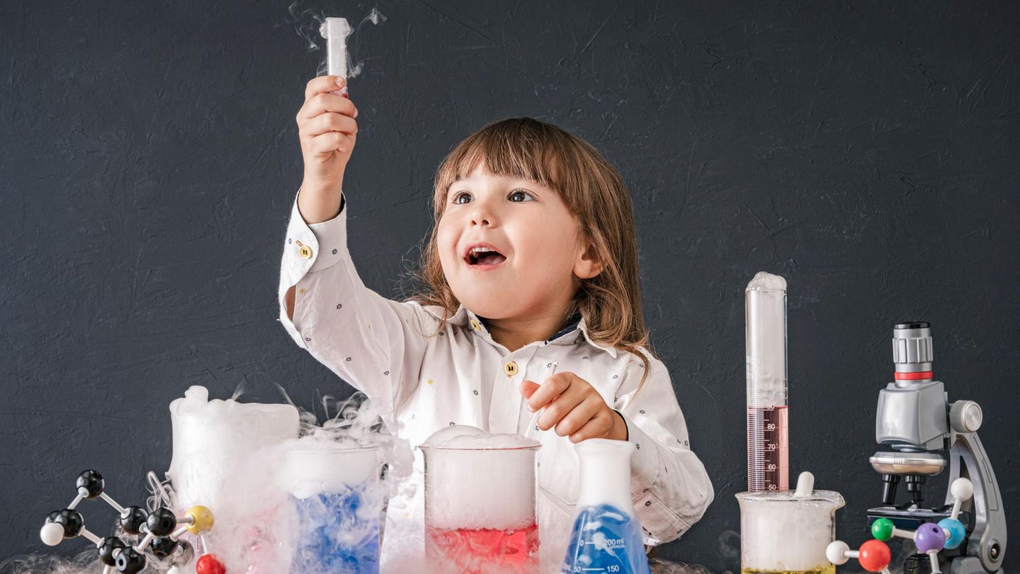Chemiebaukasten für Kinder: Mädchen staunt über qualmendes Reagenzglas