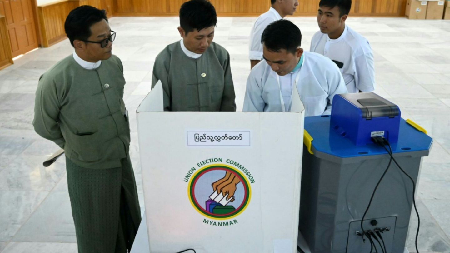 Mitglieder der Wahlkommission von Myanmar