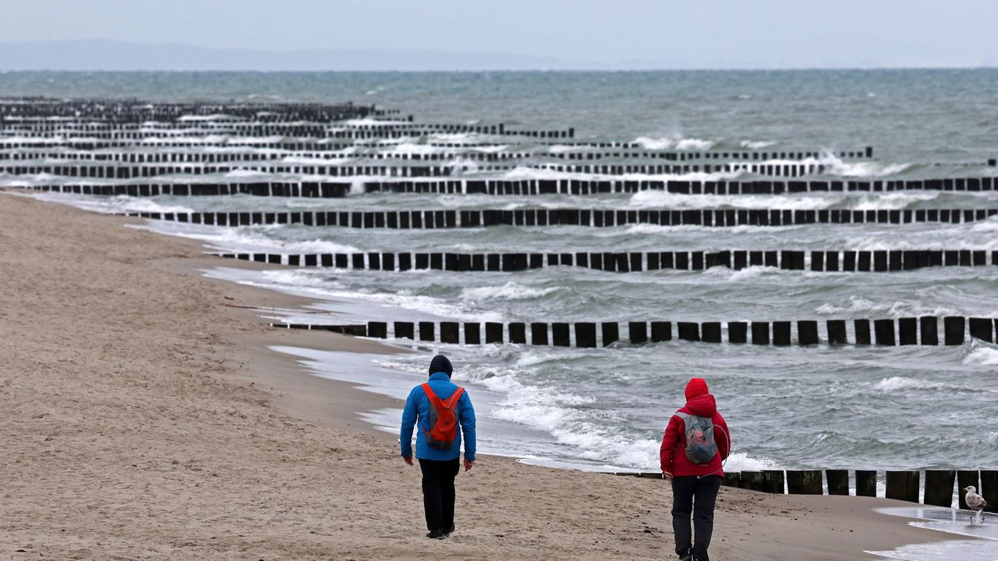 An der Ostseeküste soll es laut DWD stürmisch werden. (Archivbild) Foto: Bernd Wüstneck/dpa
