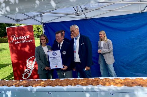 Das Franzbrötchen durfte hinterher gegessen werden. Foto: RID/Rekord-Institut Deutschland (RID)/dpa