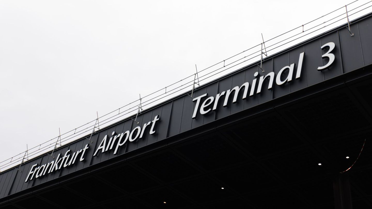 Bevor das neue Terminal in Betrieb geht, plant der Flughafenbetreiber Fraport einen Testlauf. (Archivbild) Foto: Lando Hass/dpa