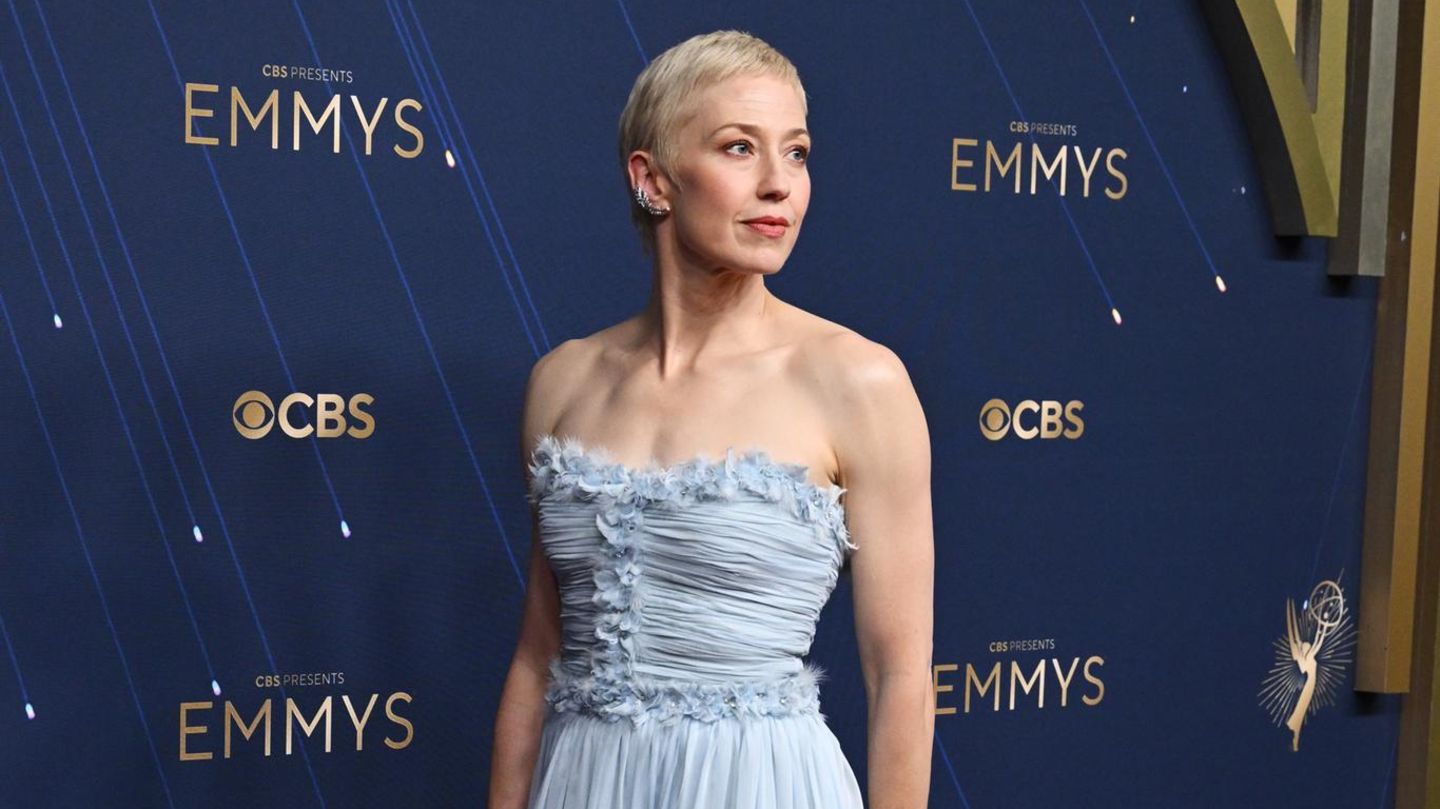 Emmy: Carrie Coon im hellblauen Chanel-Kleid