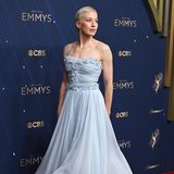Emmy: Carrie Coon im hellblauen Chanel-Kleid