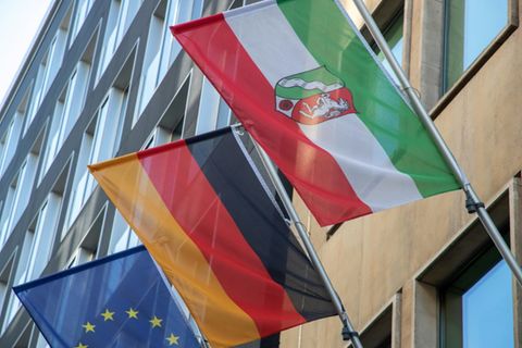 Flaggen von NRW und Bund