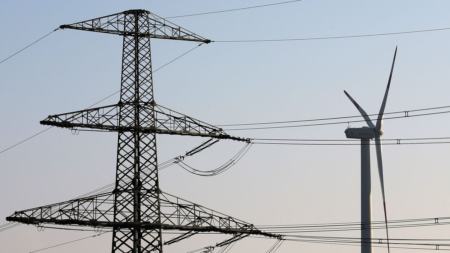 Schwankungen bei der Stromerzeugung sollen mit Batteriespeichern ausgeglichen und Engpässe im Stromnetz vermieden werden. (Symbo