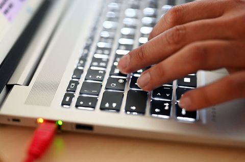 Entscheider in der deutschen Wirtschaft halten erstmals mehrheitlich Künstliche Intelligenz (KI) für entscheidend, um wettbewerb