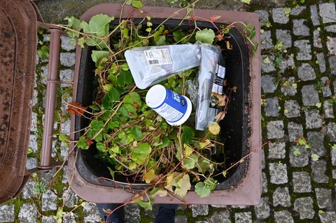 Plastik in der Biotonne. Jetzt wird verschärft kontrolliert. Foto: Bernd Weißbrod/dpa