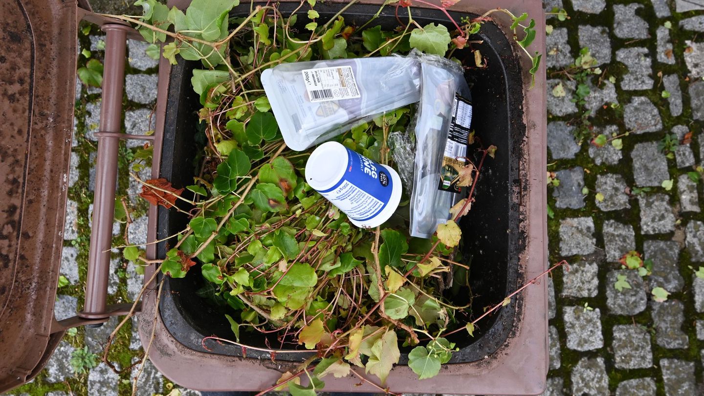 Plastik in der Biotonne. Jetzt wird verschärft kontrolliert. Foto: Bernd Weißbrod/dpa