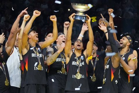 Die deutschen Basketball-Männer jubeln nach dem 88:83-Sieg gegen die Türkei. Sie sind nun amtierende Welt- und Europameister.