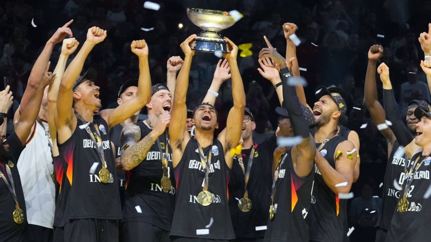 Die deutschen Basketball-Männer jubeln nach dem 88:83-Sieg gegen die Türkei. Sie sind nun amtierende Welt- und Europameister.