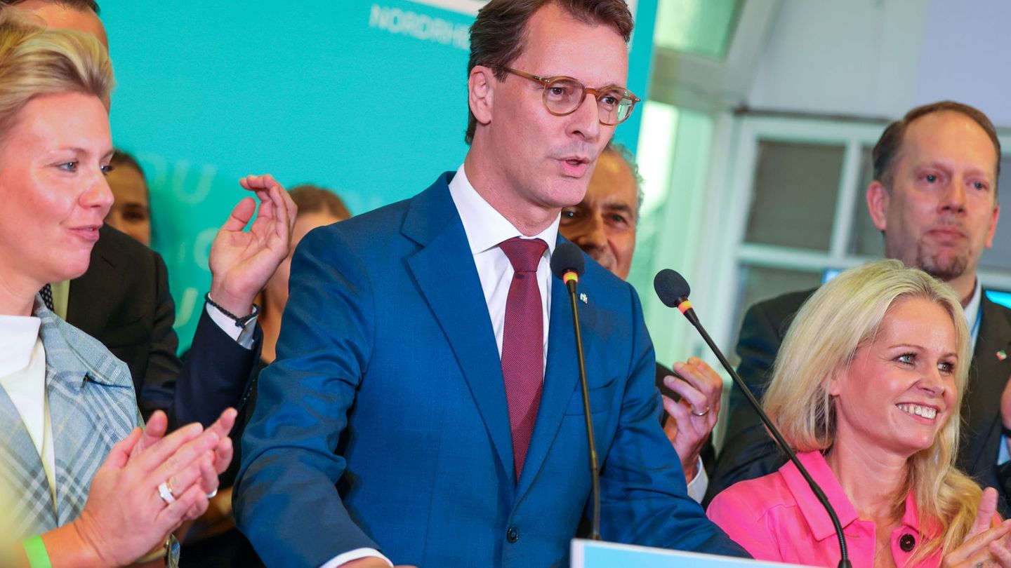 Ministerpräsident Hendrik Wüst freut sich über das Abschneiden der CDU bei den Kommunalwahlen in Nordrhein-Westfalen. Foto: Chri