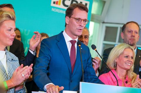 Ministerpräsident Hendrik Wüst freut sich über das Abschneiden der CDU bei den Kommunalwahlen in Nordrhein-Westfalen. Foto: Chri