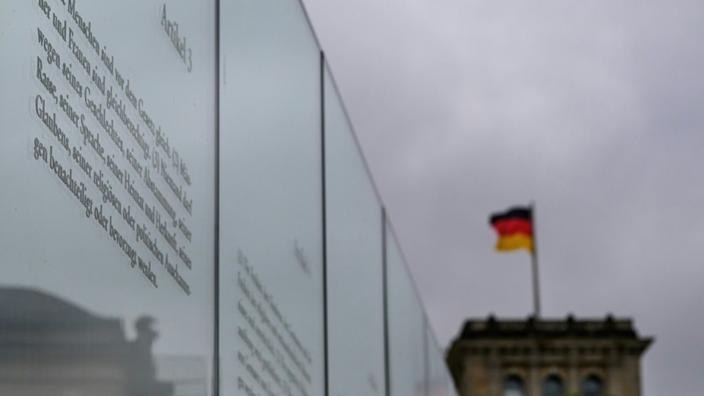 Grundgesetz-Artikel auf einer Wand vor dem Reichstagsgebäude