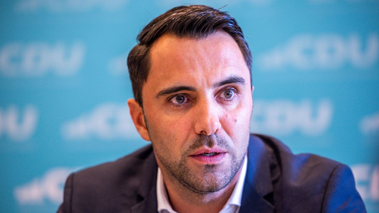 Der Fraktionsvorsitzende der CDU im Landtag von MV, Daniel Peters, fordert den Rücktritt von Innenminister Christian Pegel (SPD)